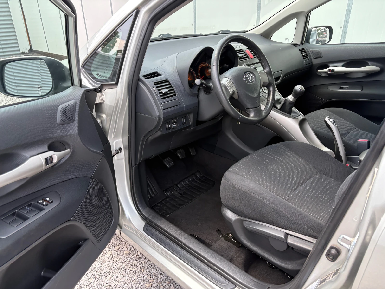 Toyota Auris 1.4 i -SOL-176000км., снимка 8 - Автомобили и джипове - 55148136
