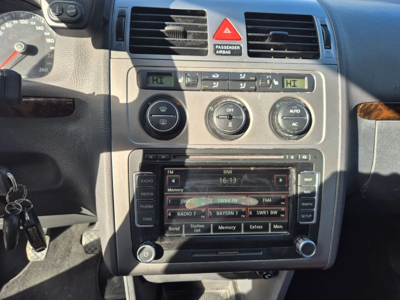 VW Touran CROSS 7местен кожа NAVI, снимка 14 - Автомобили и джипове - 52945107