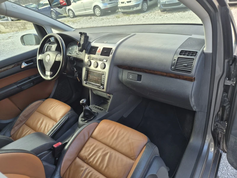 VW Touran CROSS 7местен кожа NAVI, снимка 15 - Автомобили и джипове - 52945107
