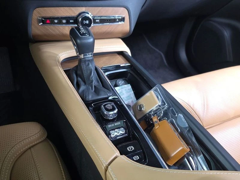 Volvo Xc90 D5 Inscription| 190к.с.| ВКЛ.ТЕХНОТЕСТ, снимка 9 - Автомобили и джипове - 55616269
