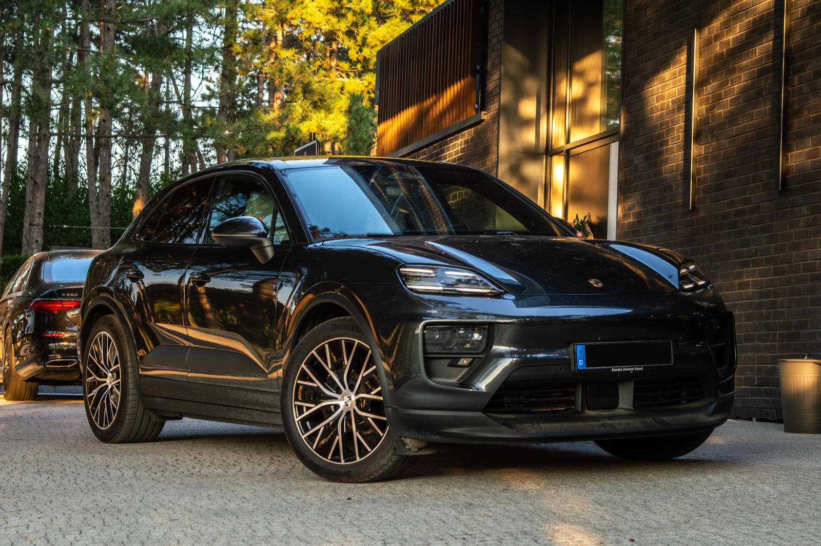 Porsche Macan 4 Electric НОВ, снимка 3 - Автомобили и джипове - 55650794