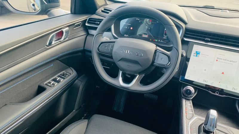 LynkCo 01 1.5PHEV/261HP/PANO/360/MEMO/LED/NAVI/KLESS/527g, снимка 9 - Автомобили и джипове - 52236128