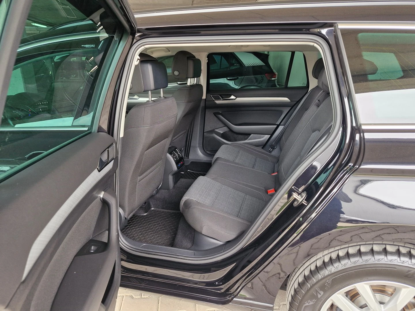VW Passat Business 2.0 TDI SCR DSG - изображение 7