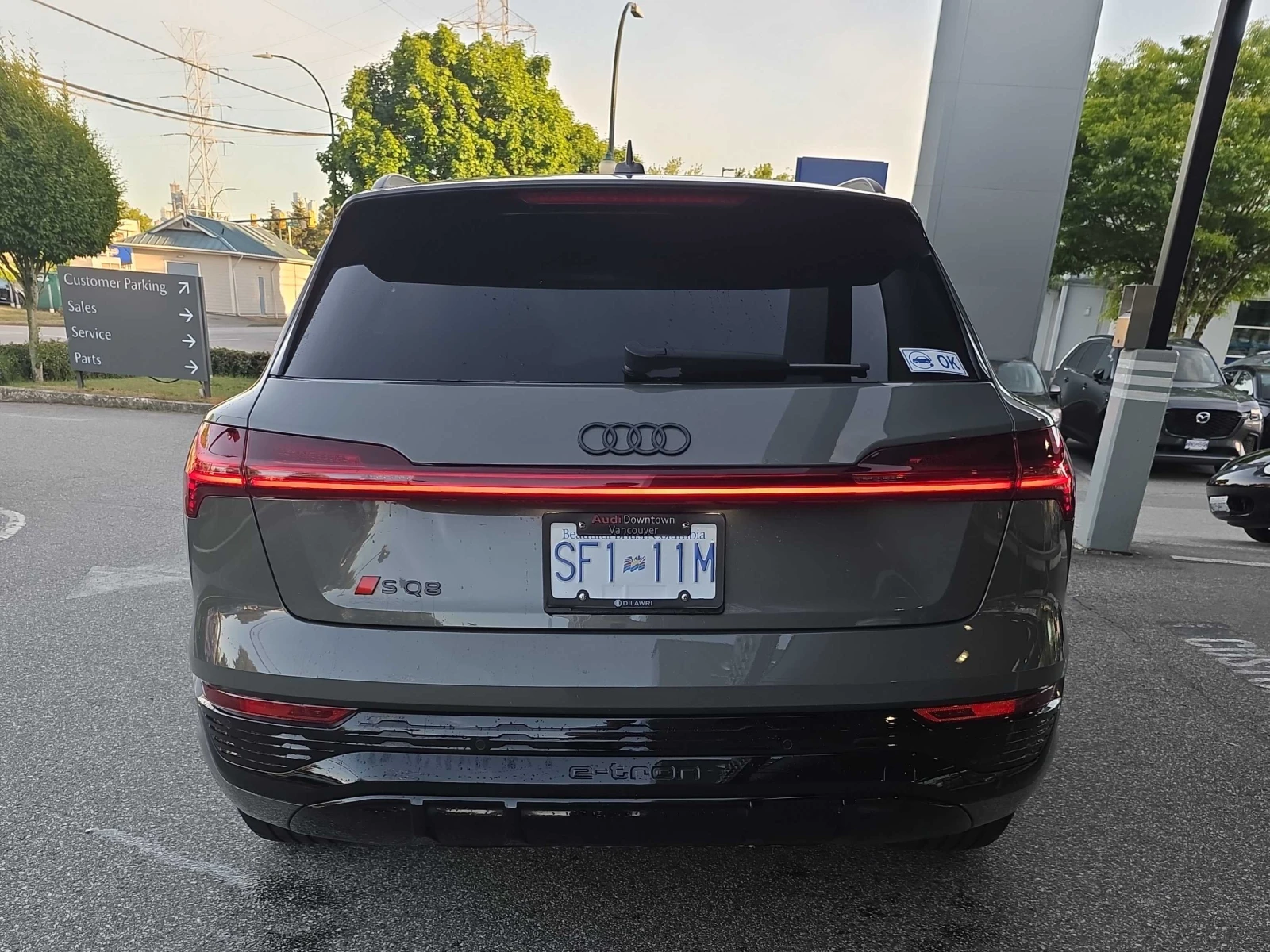 Audi SQ8 e-tron quattro * CARFAX * БЕЗ ПЪРВОНАЧАЛНА ВНОСКА, снимка 4 - Автомобили и джипове - 56126012