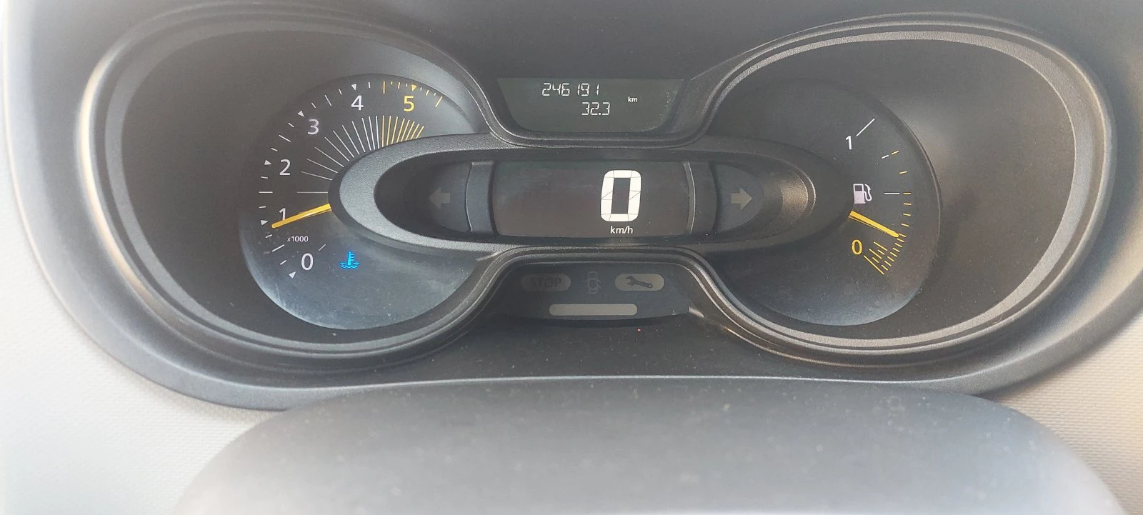 Renault Trafic 1.6 dti клима, снимка 15 - Бусове и автобуси - 53980035