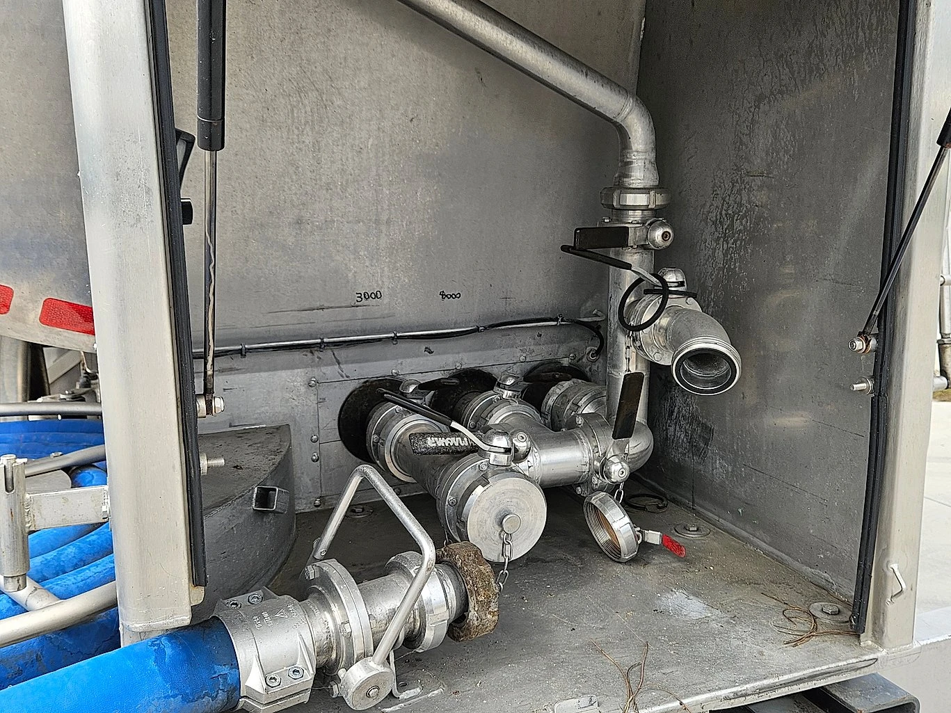 Renault T 11 000 л. Изолирана, неръждаема стомана, снимка 13 - Камиони - 55775204