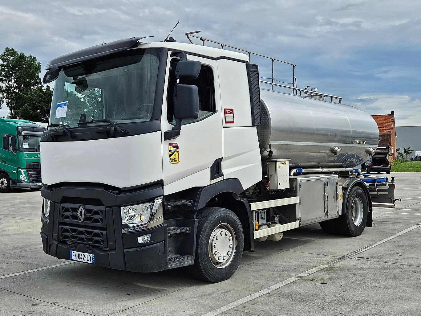 Renault T 11 000 л. Изолирана, неръждаема стомана