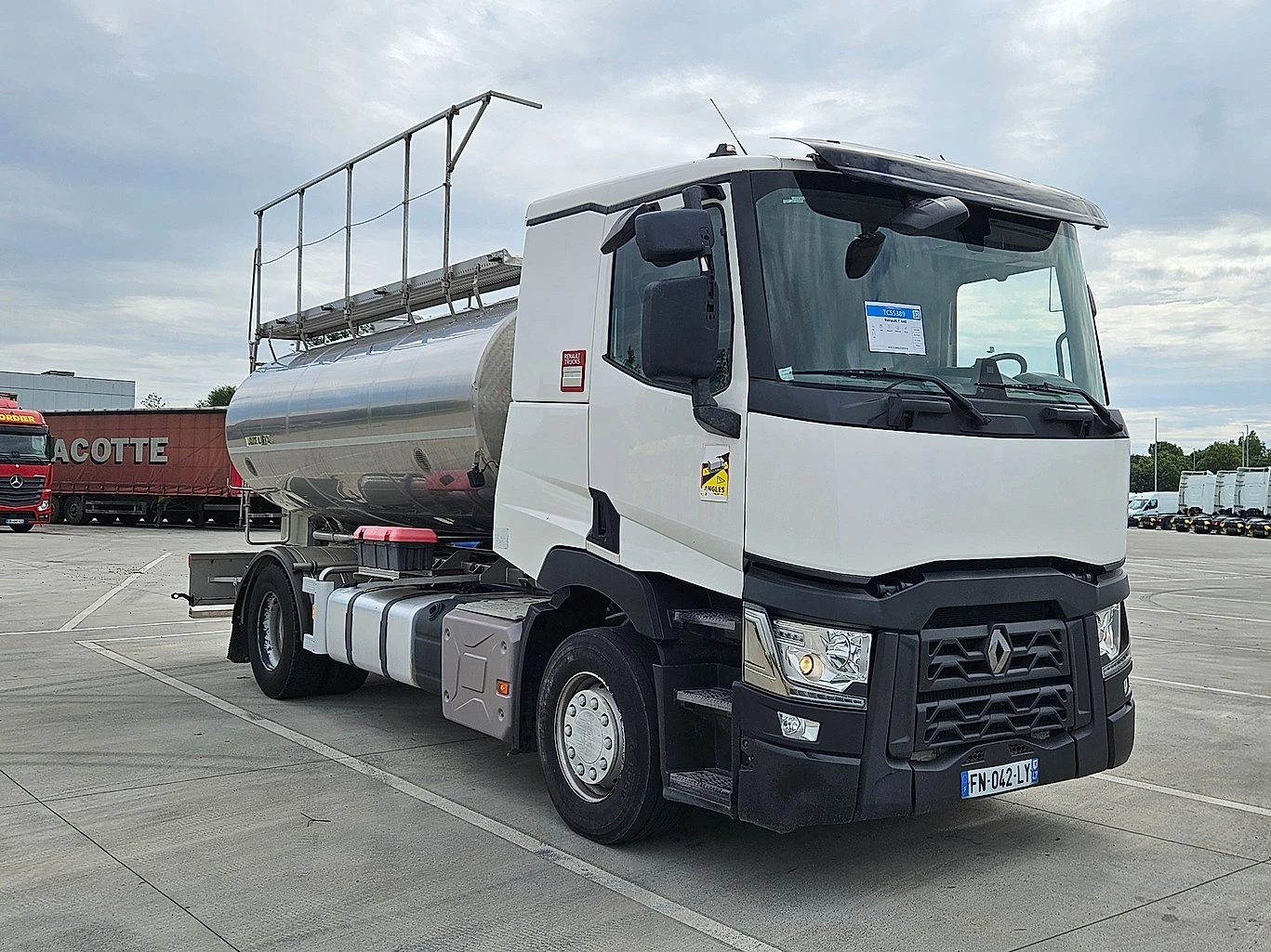 Renault T 11 000 л. Изолирана, неръждаема стомана, снимка 3 - Камиони - 55775204