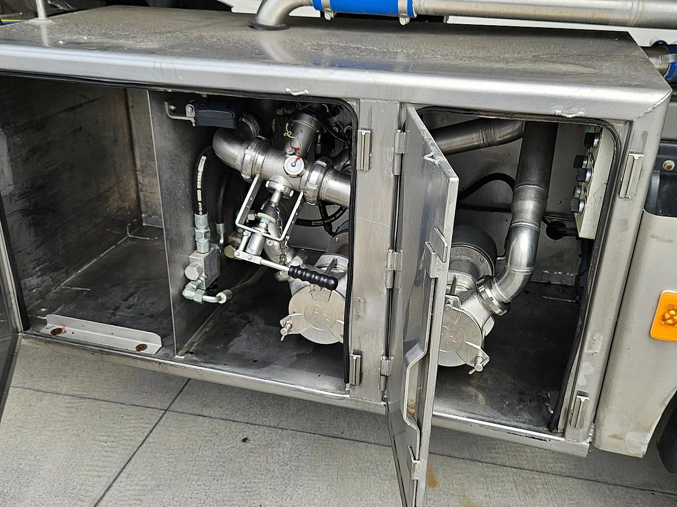 Renault T 11 000 л. Изолирана, неръждаема стомана, снимка 10 - Камиони - 55775204