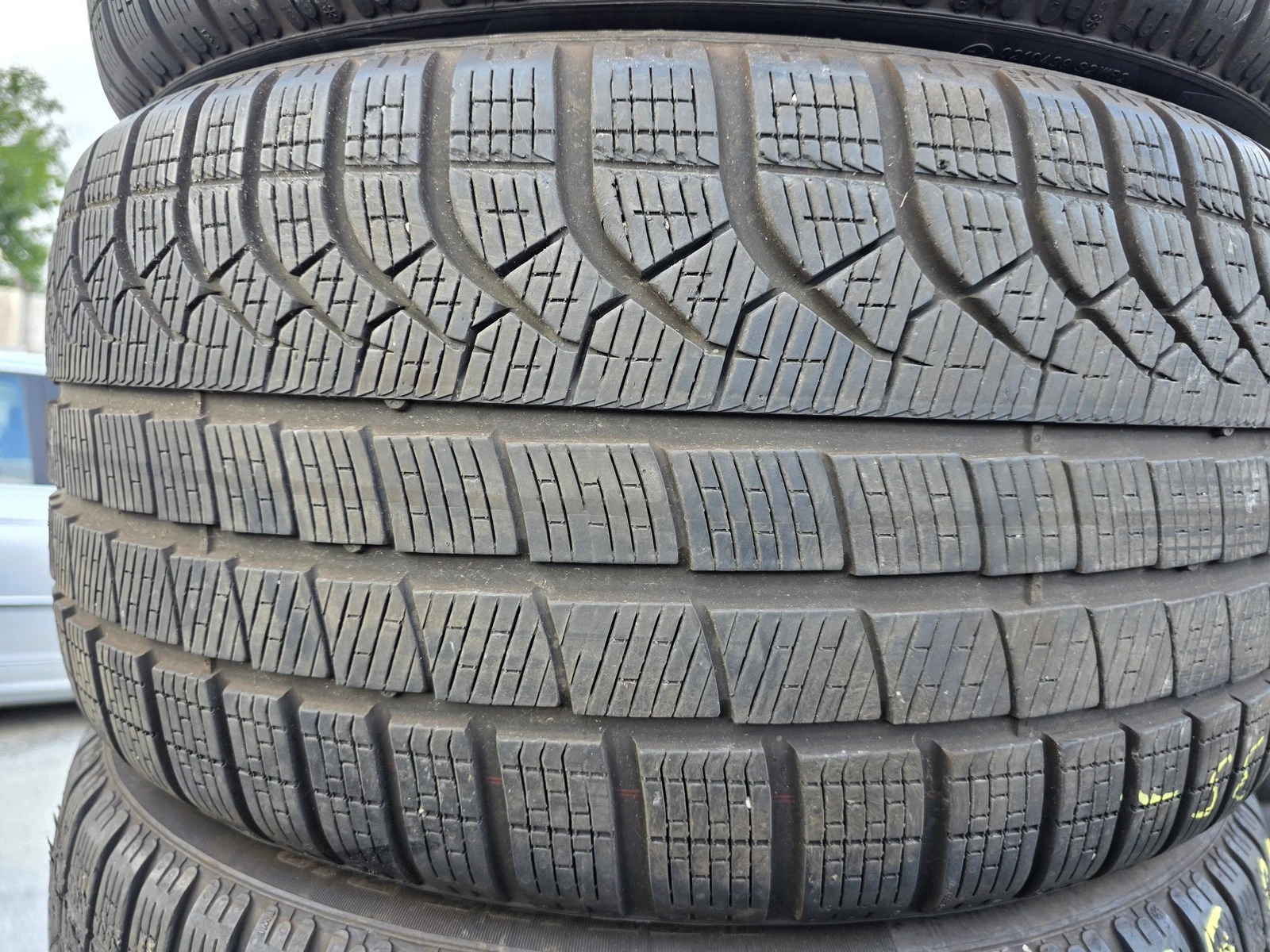 Гуми Зимни 275/35R19, снимка 2 - Гуми и джанти - 56729886