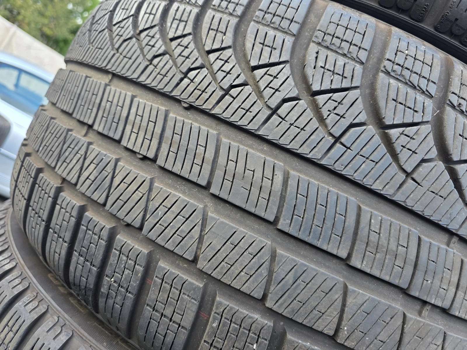 Гуми Зимни 275/35R19, снимка 4 - Гуми и джанти - 56729886