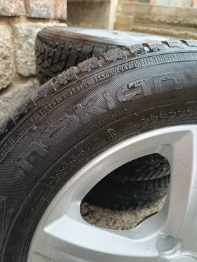 Гуми с джанти Nokian 195/65R15, снимка 2 - Гуми и джанти - 48243230