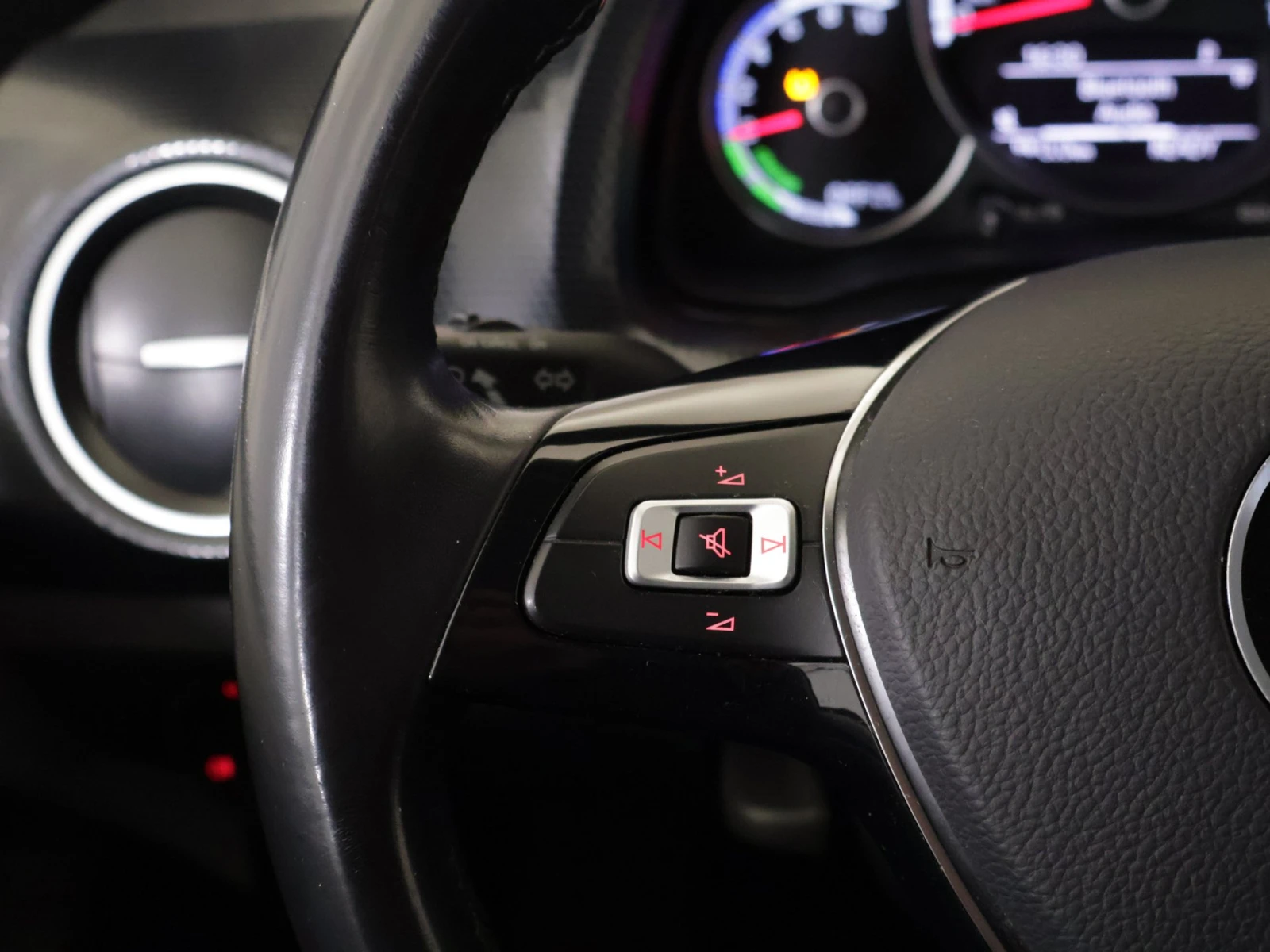 VW Up Electric, снимка 6 - Автомобили и джипове - 53995338