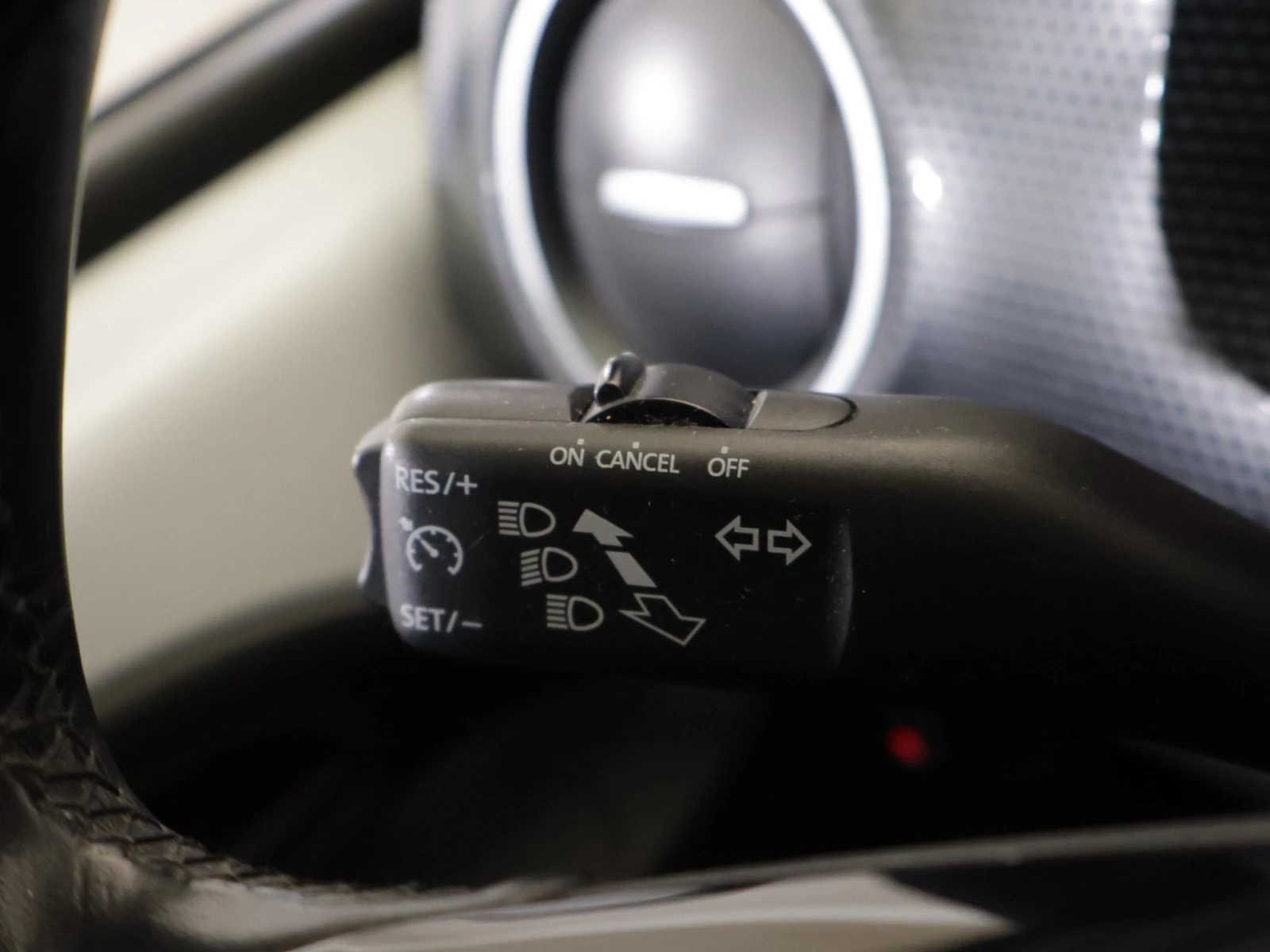 VW Up Electric, снимка 7 - Автомобили и джипове - 53995338