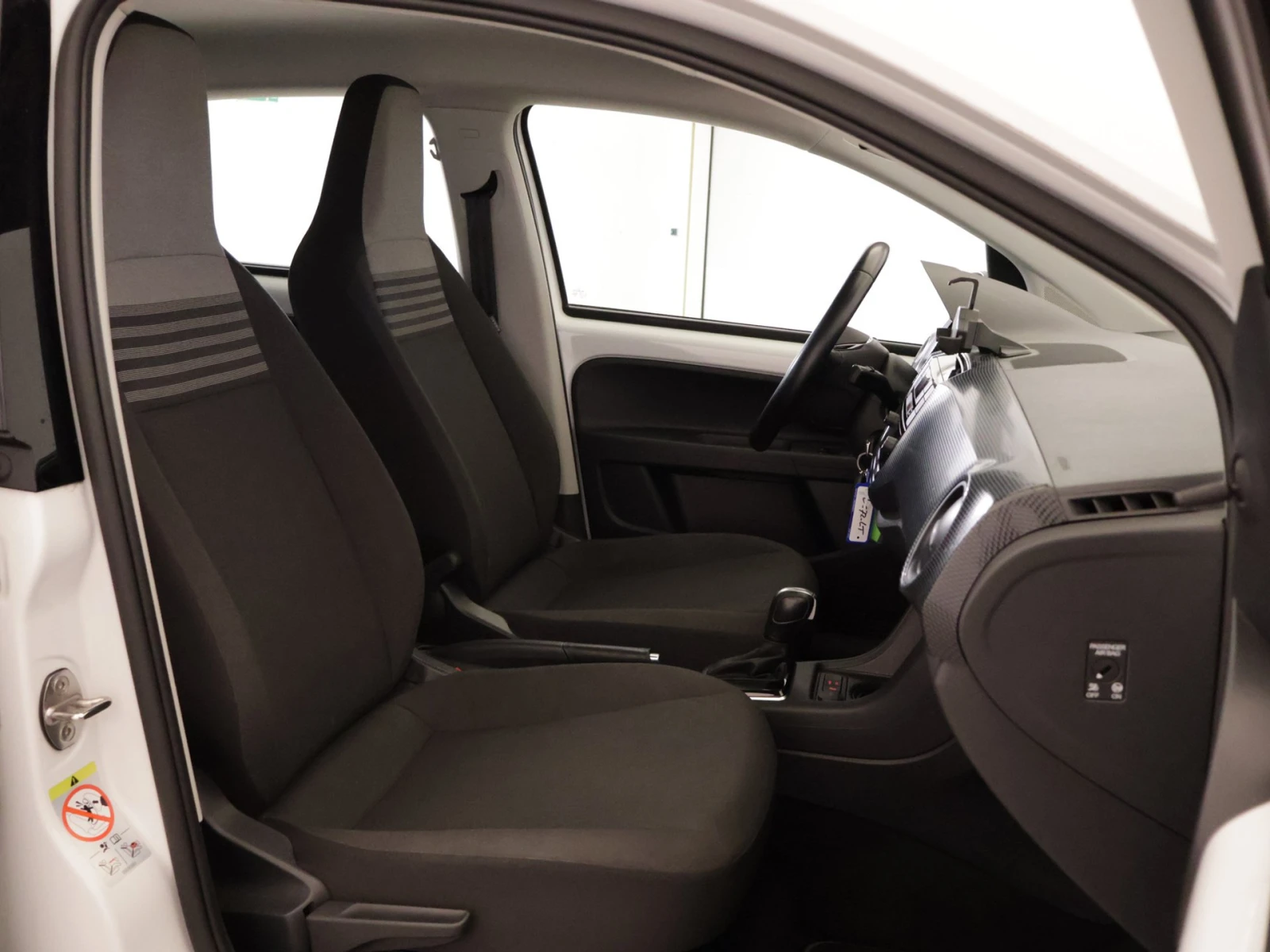 VW Up Electric, снимка 3 - Автомобили и джипове - 53995338