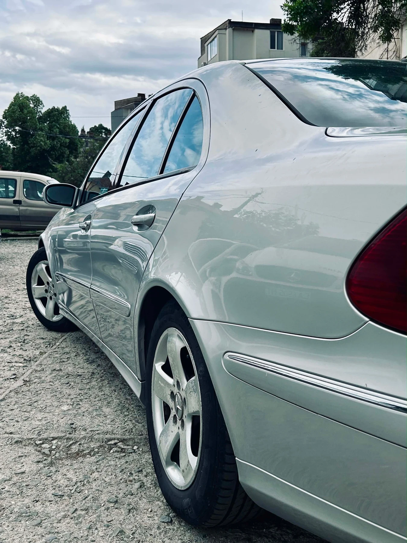 Mercedes-Benz E 220, снимка 3 - Автомобили и джипове - 54578754