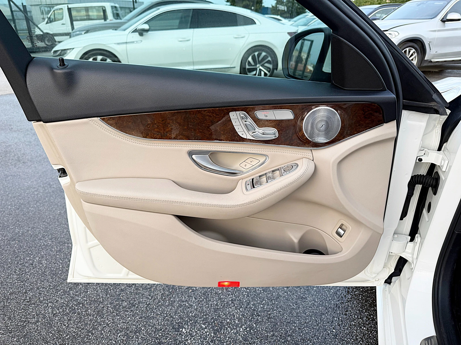 Mercedes-Benz C 400 AMG-4x4-PANORAMA-BURMESTER-KAMERA-SPORT-LED-FULL , снимка 9 - Автомобили и джипове - 55876507