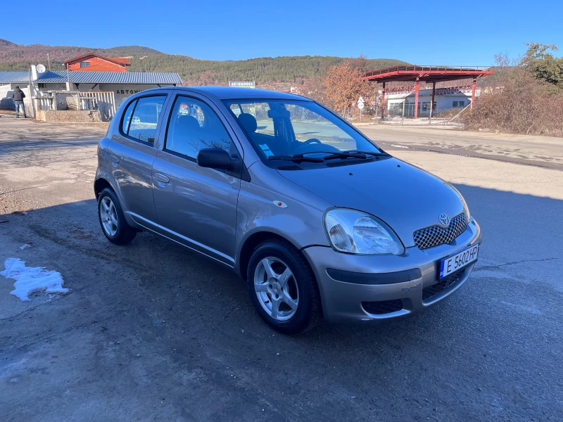 Toyota Yaris 1.0 VVTi, снимка 2 - Автомобили и джипове - 48729392