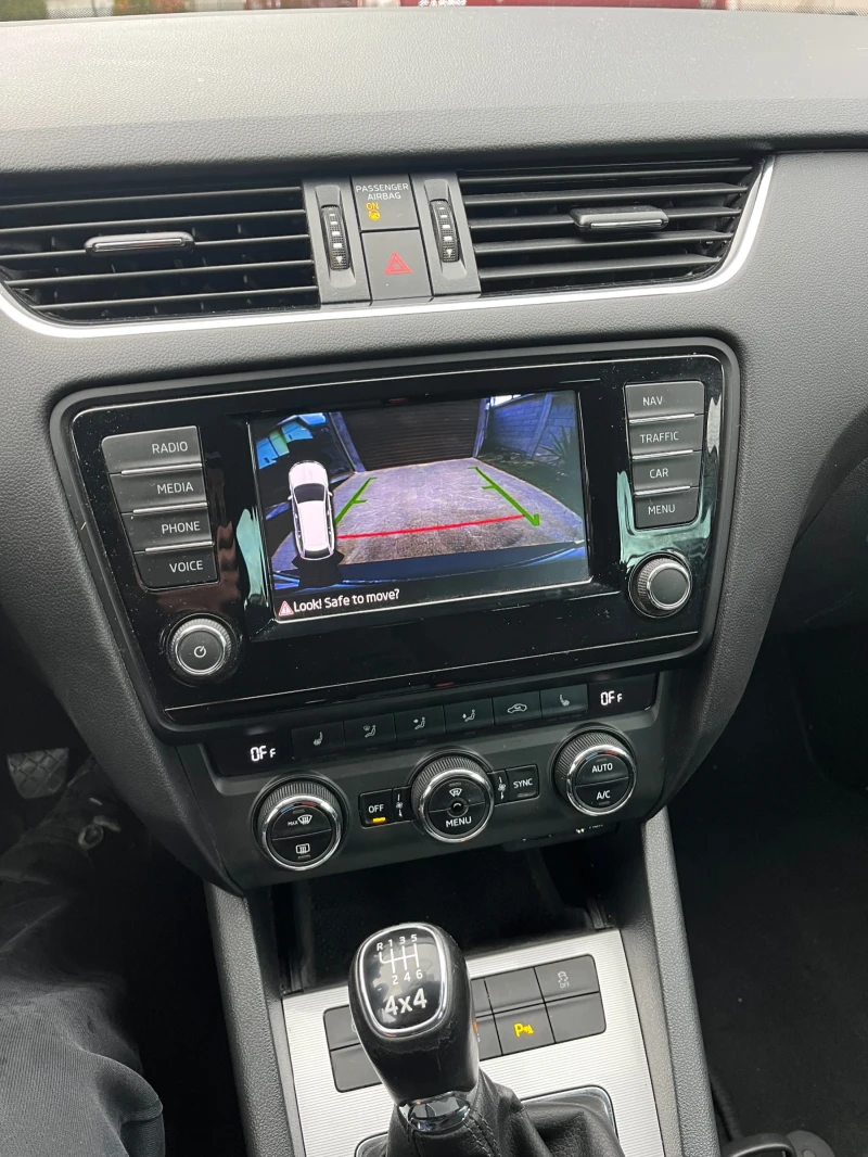 Skoda Octavia 1.6 TDI 4X4, снимка 13 - Автомобили и джипове - 53021176