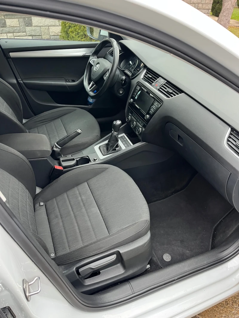 Skoda Octavia 1.6 TDI 4X4, снимка 10 - Автомобили и джипове - 53021176