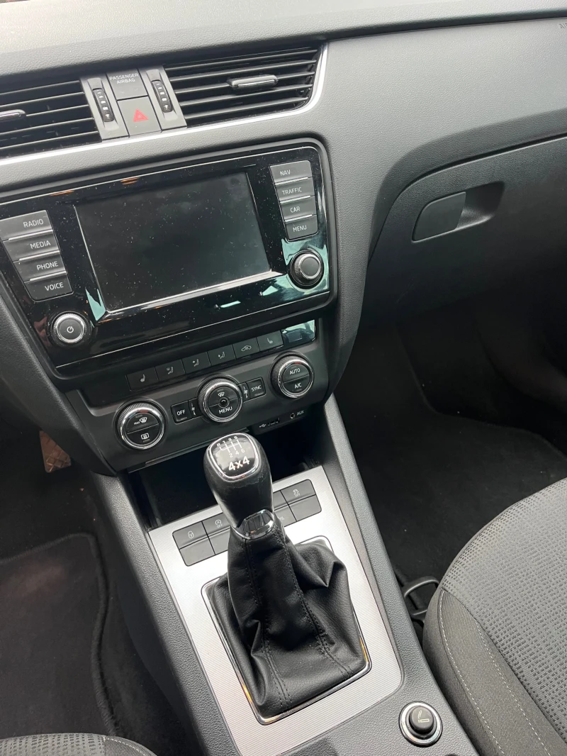 Skoda Octavia 1.6 TDI 4X4, снимка 12 - Автомобили и джипове - 53021176