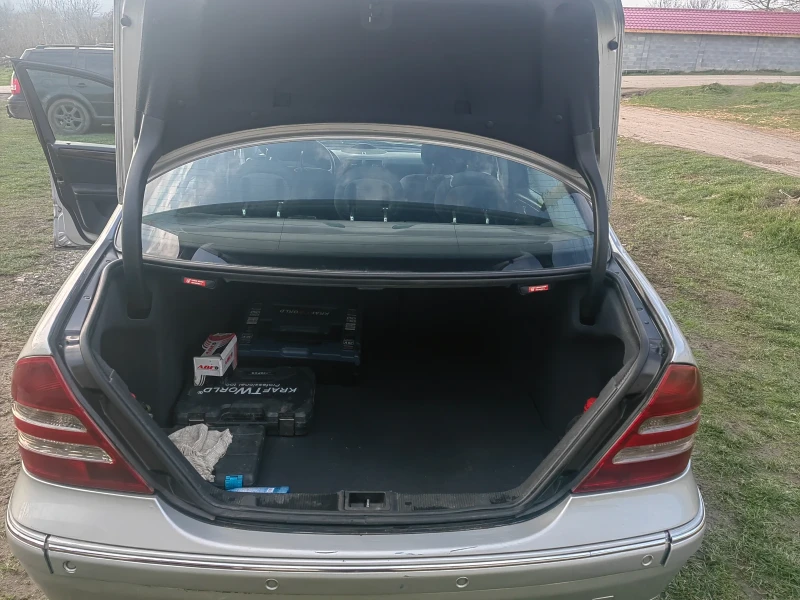 Mercedes-Benz C 220, снимка 11 - Автомобили и джипове - 53210376