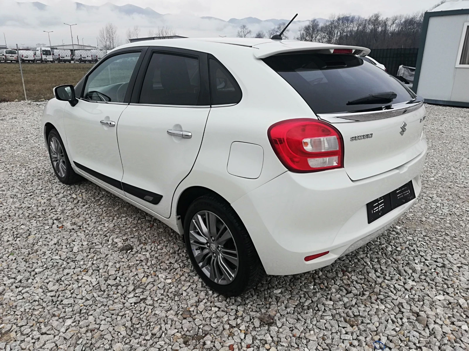 Suzuki Baleno 0.9i distronik navi Italia - изображение 4
