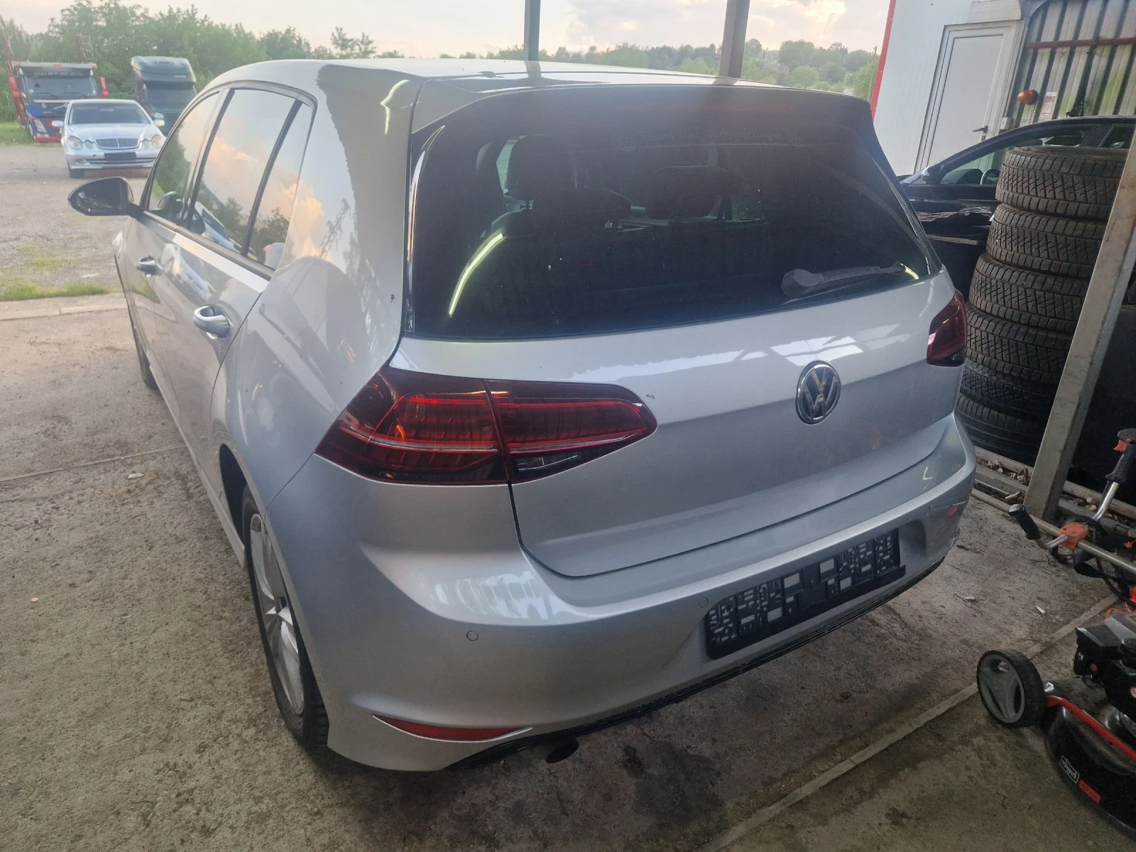 VW Golf 1.6D R-line, снимка 5 - Автомобили и джипове - 54519312