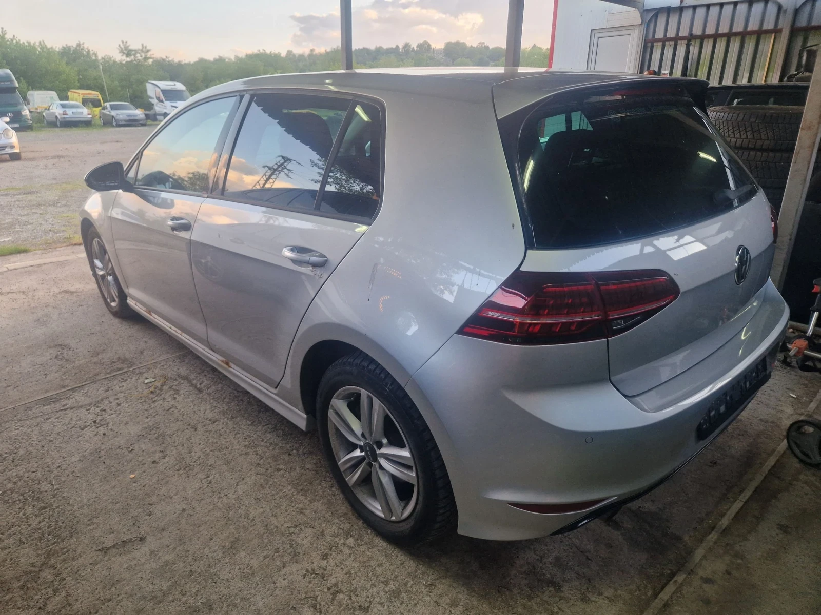 VW Golf 1.6D R-line, снимка 6 - Автомобили и джипове - 54519312