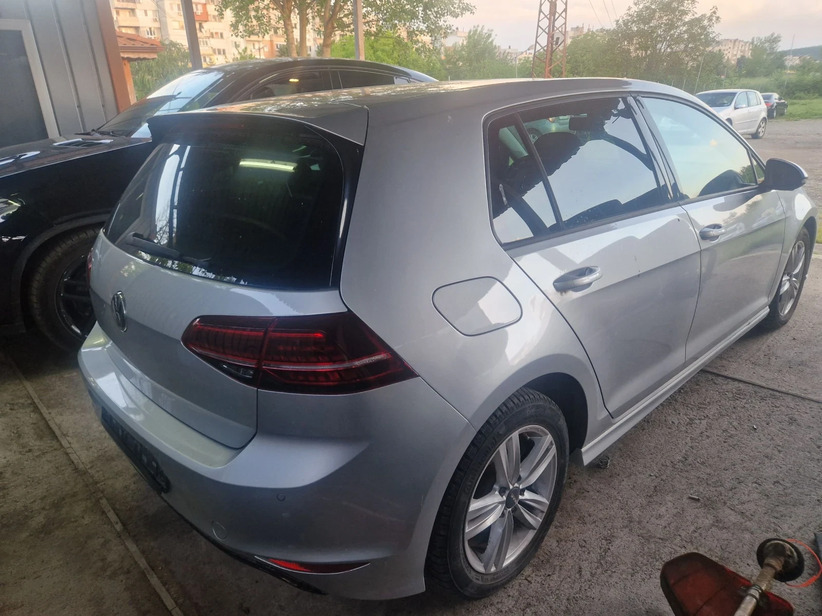 VW Golf 1.6D R-line, снимка 8 - Автомобили и джипове - 54519312