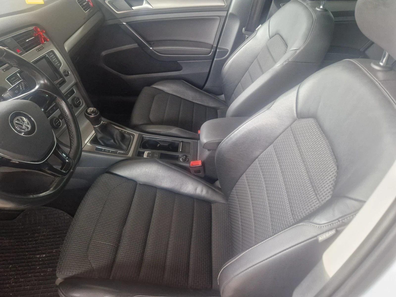VW Golf 1.6D R-line, снимка 9 - Автомобили и джипове - 54519312