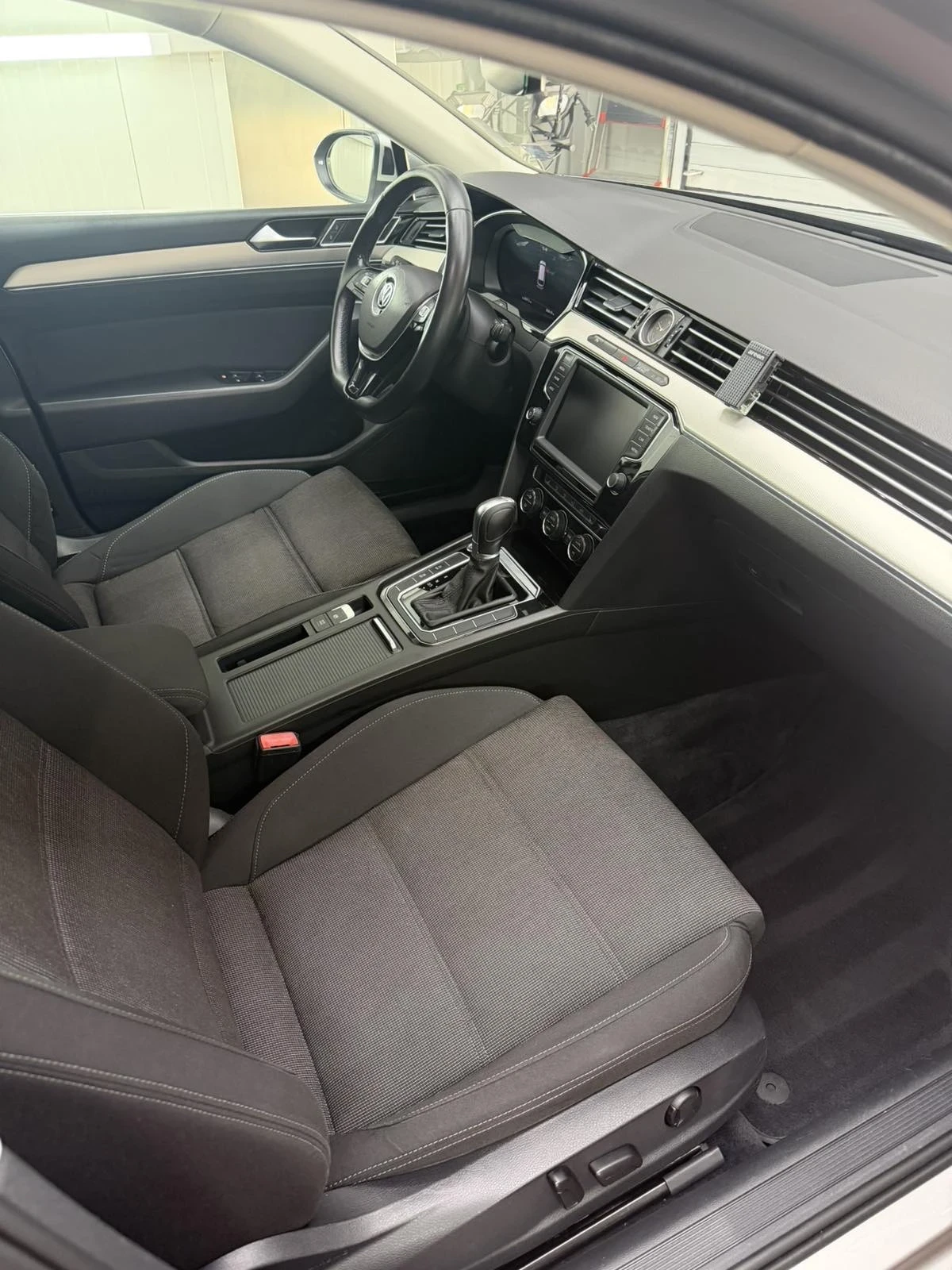 VW Passat Комби, снимка 11 - Автомобили и джипове - 54528098