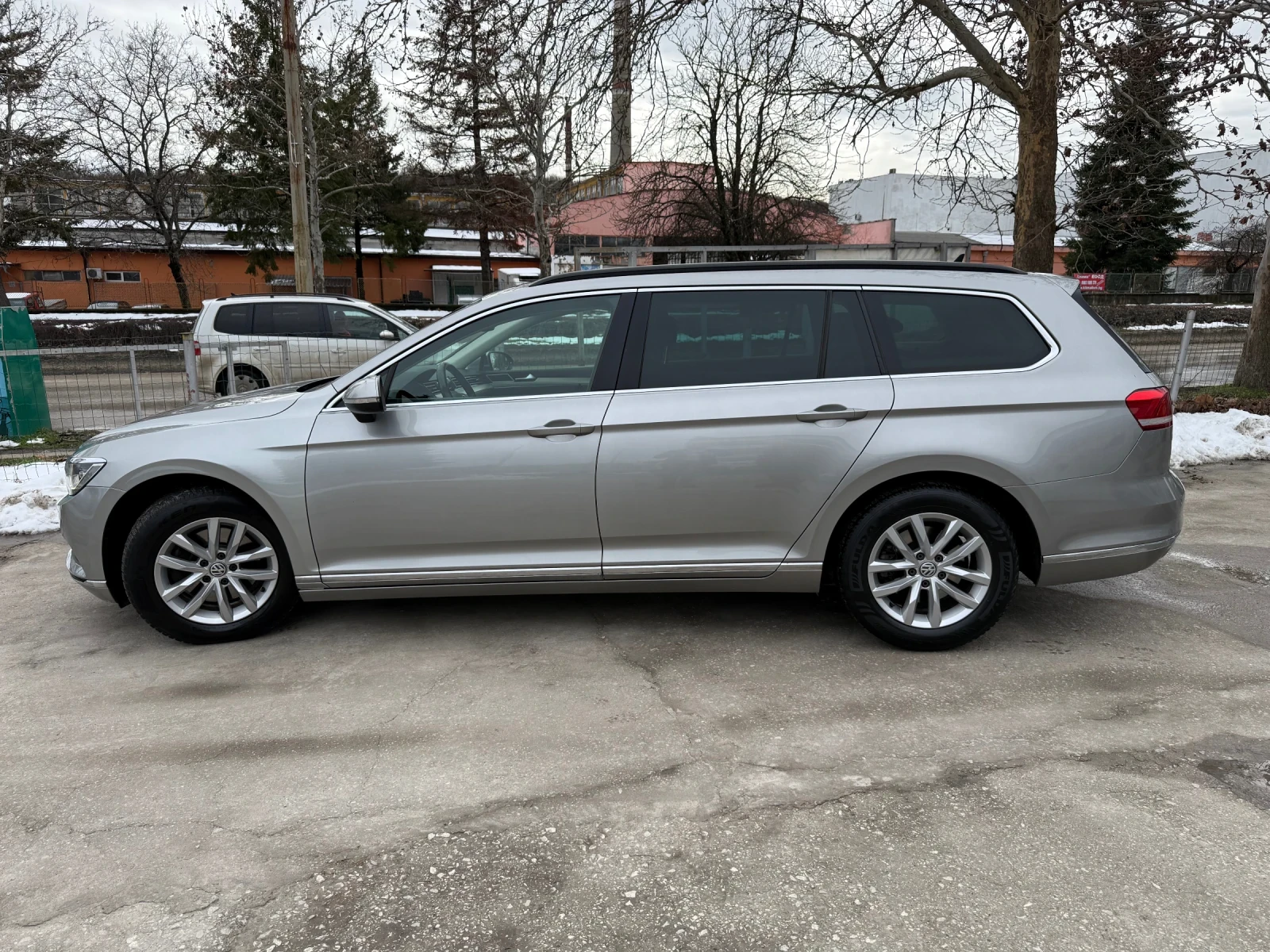 VW Passat Комби, снимка 2 - Автомобили и джипове - 54528098