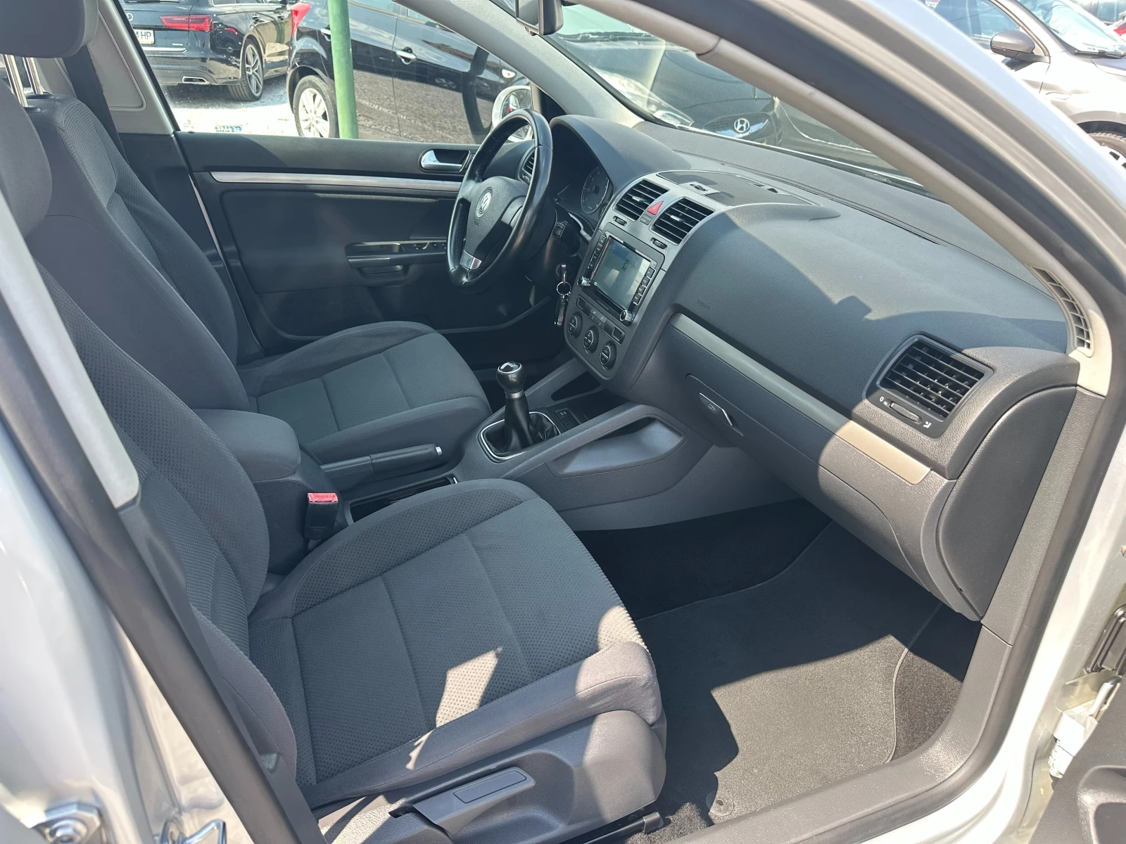 VW Golf 1.6i* ГАЗ* NAVI, снимка 8 - Автомобили и джипове - 55576901