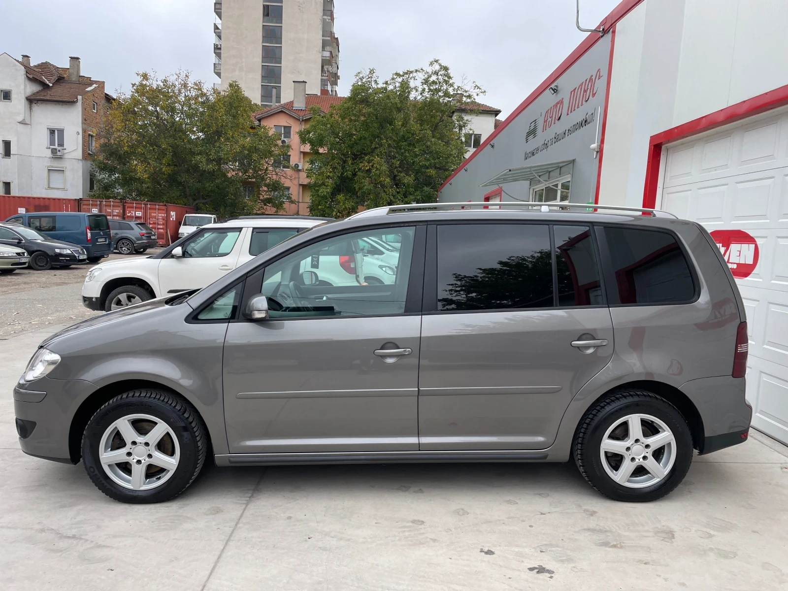 VW Touran FACELIFT, снимка 4 - Автомобили и джипове - 56613576