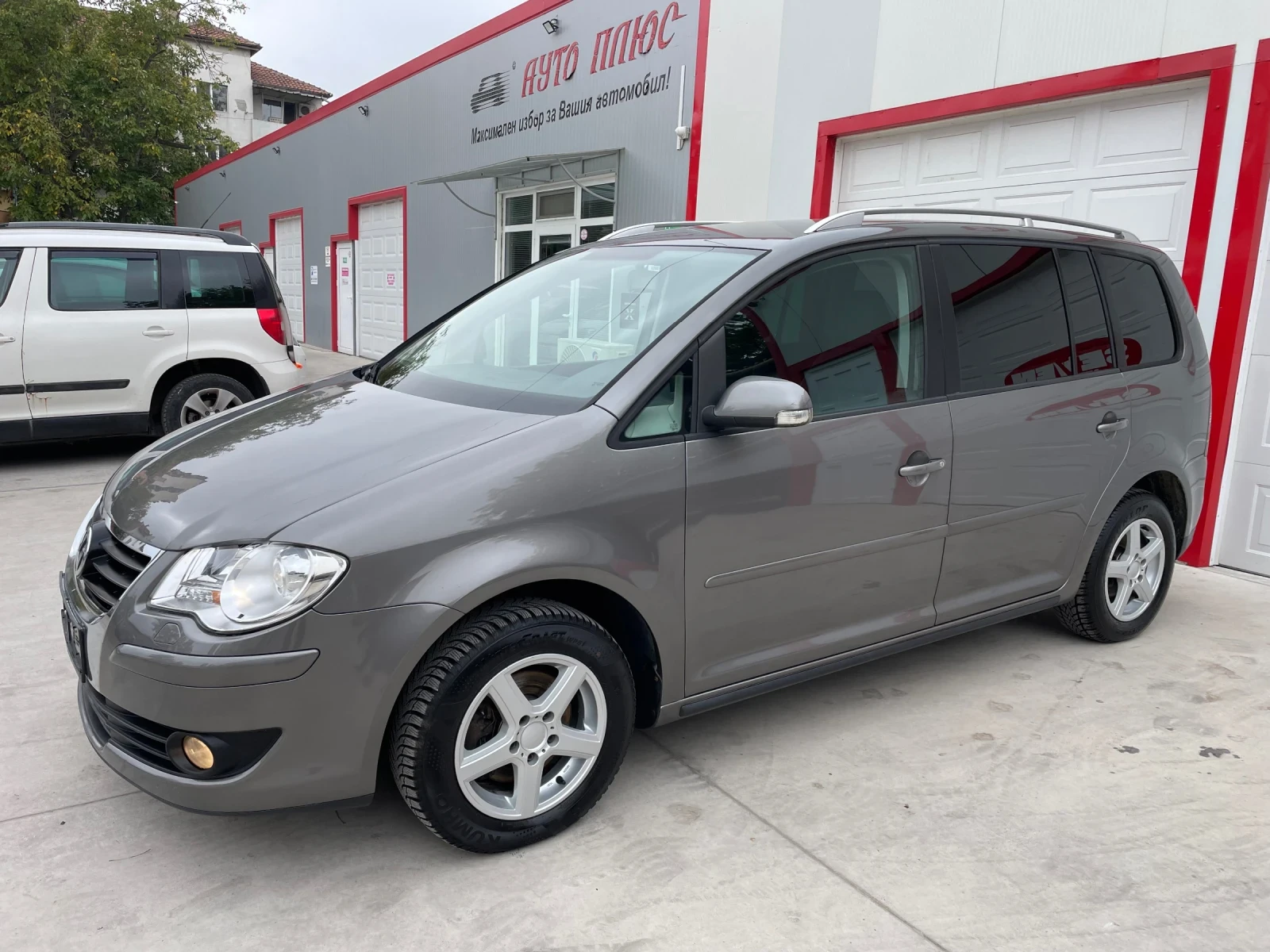 VW Touran FACELIFT, снимка 3 - Автомобили и джипове - 56613576