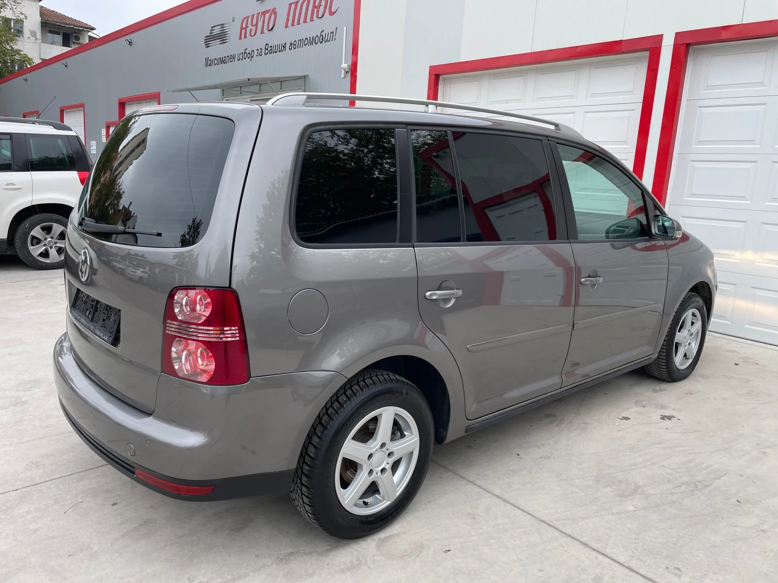VW Touran FACELIFT, снимка 6 - Автомобили и джипове - 56613576