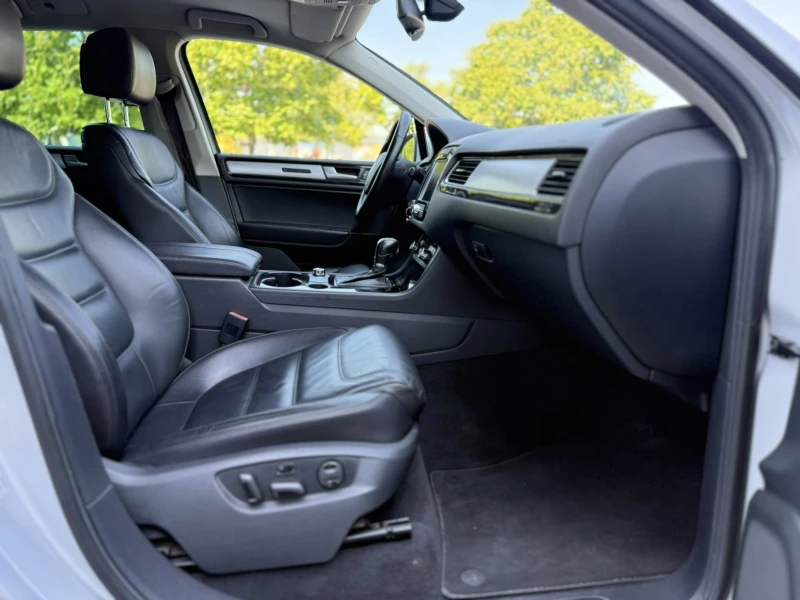 VW Touareg * * * ЛИЗНГ* * * Реални км Сервизна, снимка 9 - Автомобили и джипове - 52196037