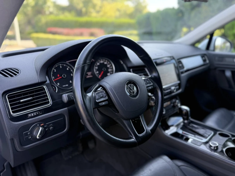 VW Touareg * * * ЛИЗНГ* * * Реални км Сервизна, снимка 16 - Автомобили и джипове - 52196037