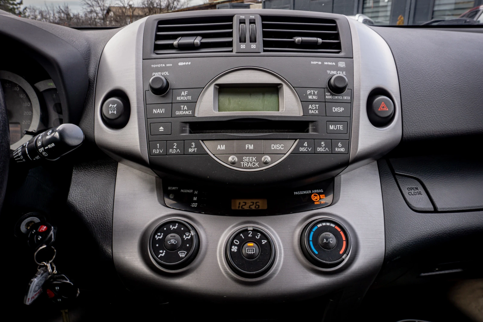 Toyota Rav4 2.0 бензин С Гаранция! ТОП! БЕЗПЛАТНА ГО ЗА 1Г., снимка 11 - Автомобили и джипове - 53717831