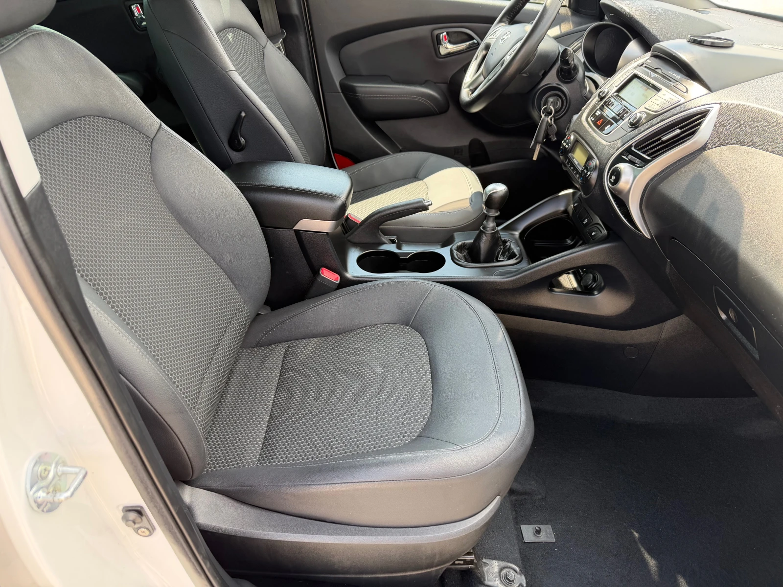 Hyundai IX35 1.7 CRDI ОБСЛУЖЕН, снимка 12 - Автомобили и джипове - 54266323