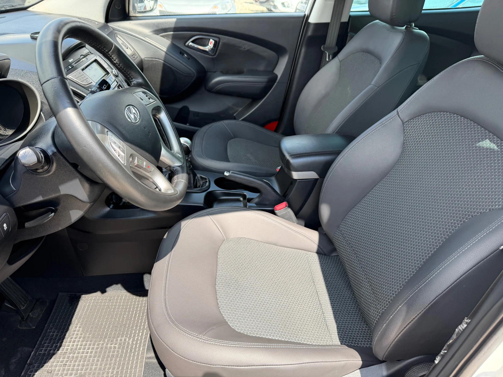 Hyundai IX35 1.7 CRDI ОБСЛУЖЕН, снимка 9 - Автомобили и джипове - 54266323