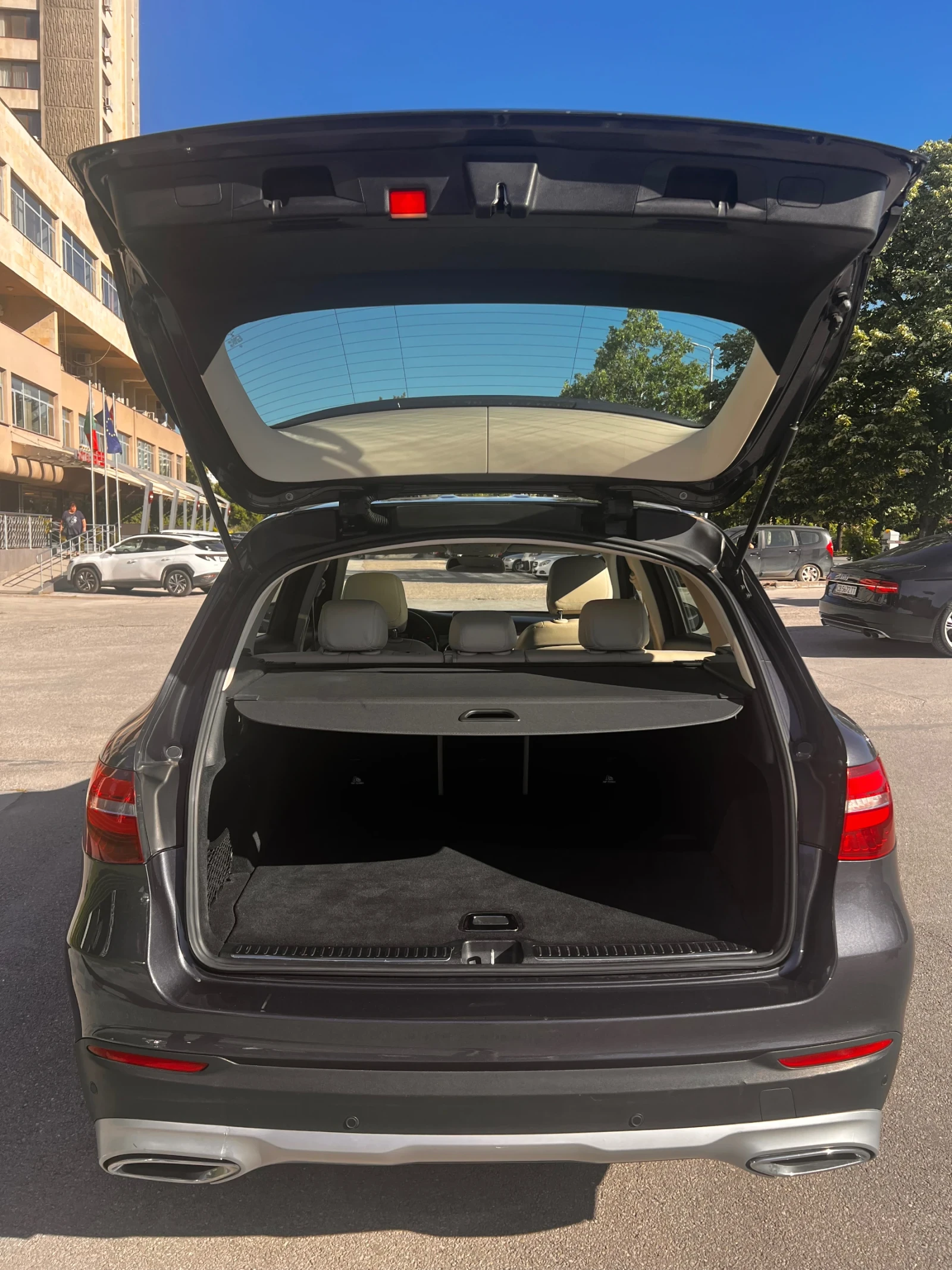 Mercedes-Benz GLC 250 * * Luxury Premium* * 9G* * F1* * CAM* * Ambient, снимка 4 - Автомобили и джипове - 54719843
