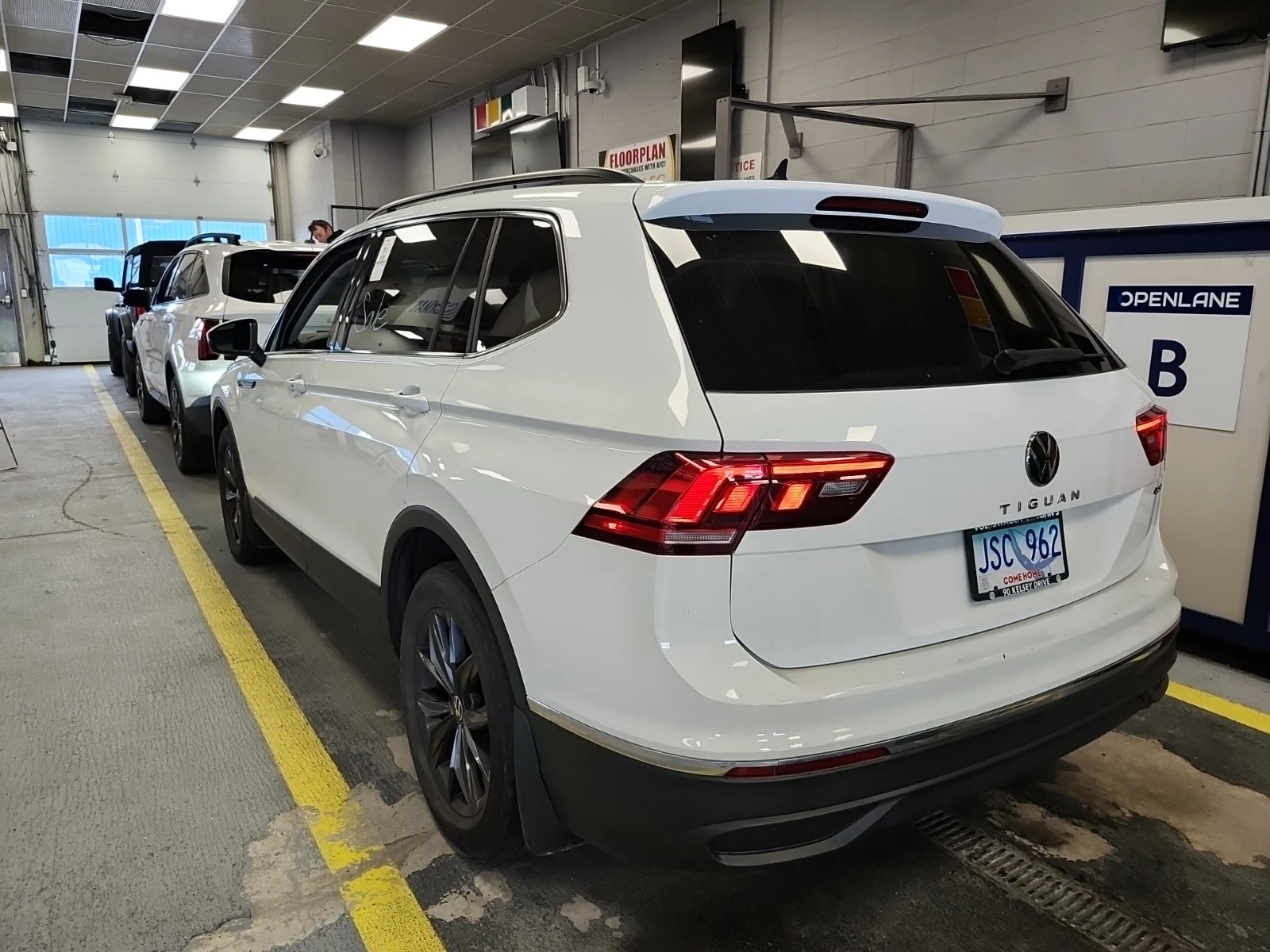 VW Tiguan Comfortline / АВТОКРЕДИТ, снимка 4 - Автомобили и джипове - 56011446