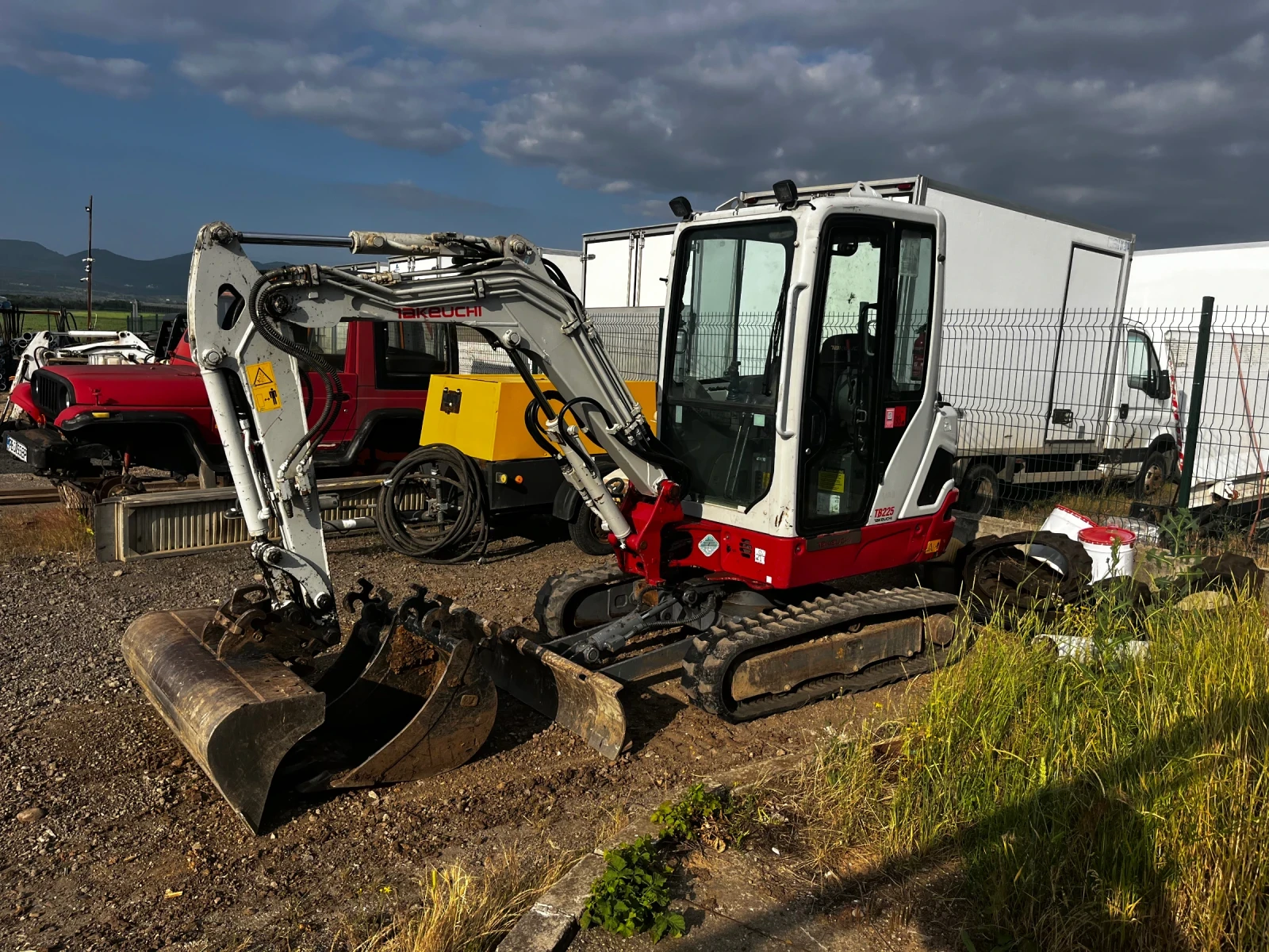 Багер Takeuchi TB225 Наличен , снимка 8 - Индустриална техника - 55909911