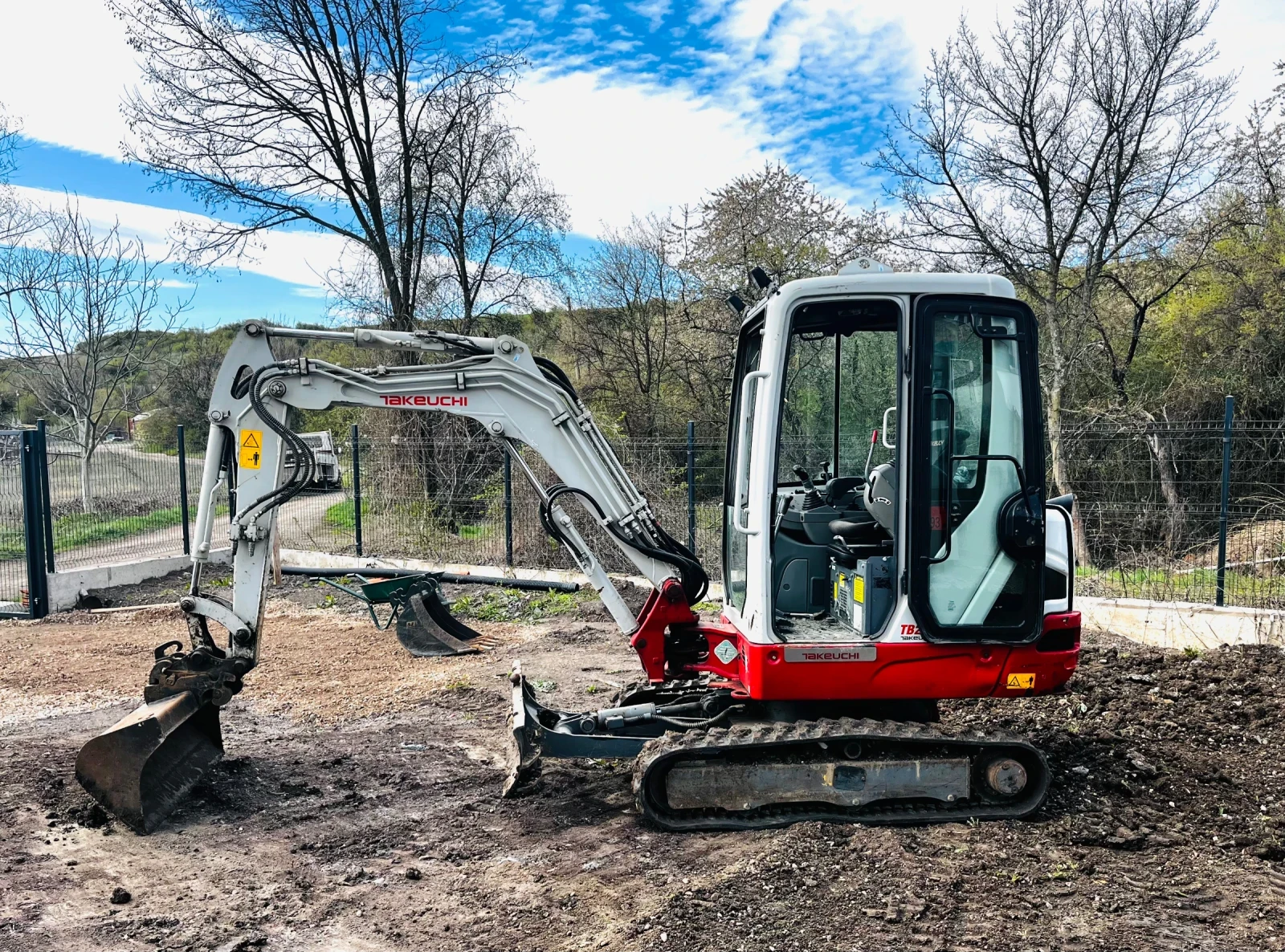 Багер Takeuchi TB225 Наличен , снимка 2 - Индустриална техника - 55909911