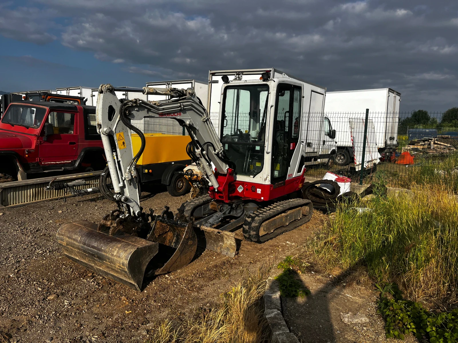 Багер Takeuchi TB225 Наличен , снимка 9 - Индустриална техника - 55909911