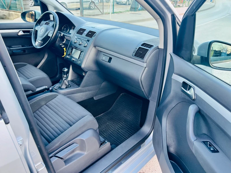 VW Touran 1.6 TDI 105, снимка 13 - Автомобили и джипове - 51054188