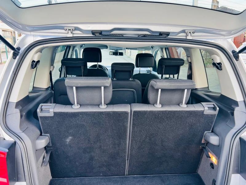 VW Touran 1.6 TDI 105, снимка 11 - Автомобили и джипове - 51054188