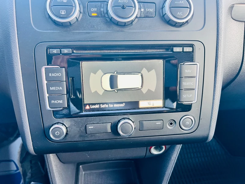 VW Touran 1.6 TDI 105, снимка 15 - Автомобили и джипове - 51054188